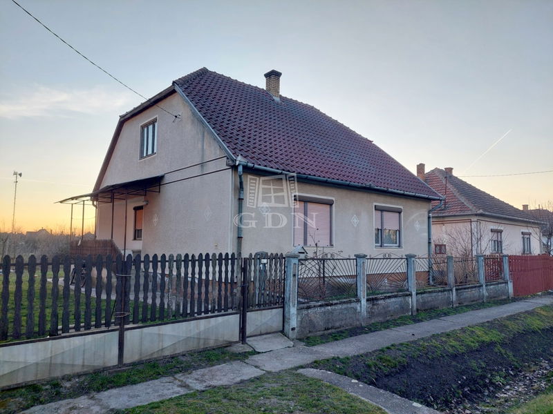 Eladó Görbeháza Családi ház