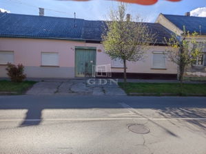 Eladó házrész Baja, 76m2