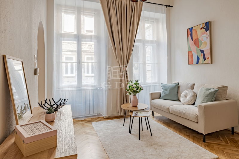 Eladó Budapest VI. kerület Lakás (téglaépítésű)