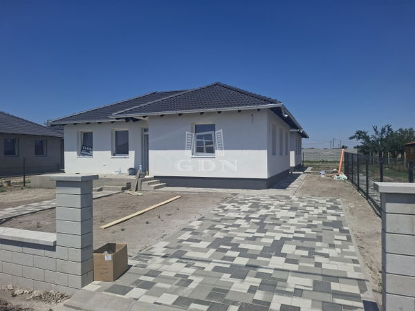 Kiskunlacháza Ikerház - 74.900.000 Ft